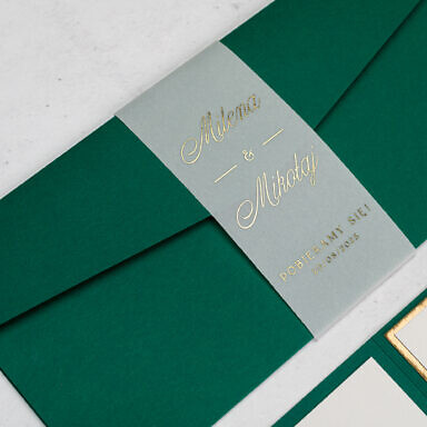 Podłużne zaproszenie w folderze ze złoconą opaską