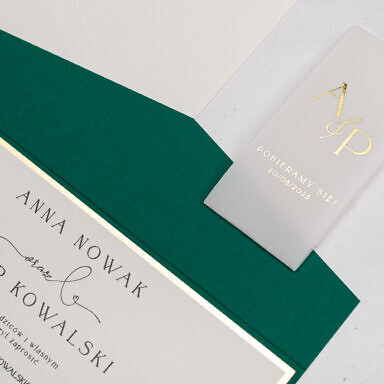 Zaproszenie ślubne w kolorze ciemnej zieleni z opaską przezroczystą ze złotym tekstem