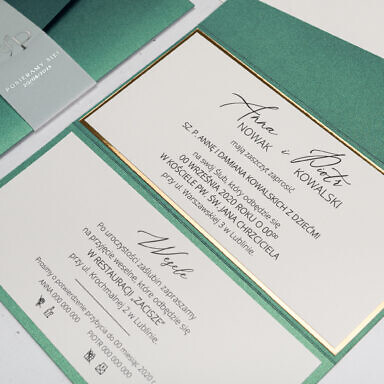 Podłużne zaproszenie ślubne z białym środkiem i czarnym tekstem