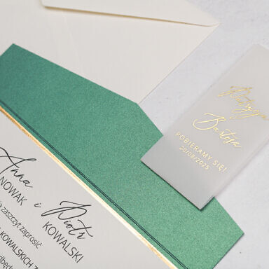 Zielone zaproszenie ślubne w folderze z opaską