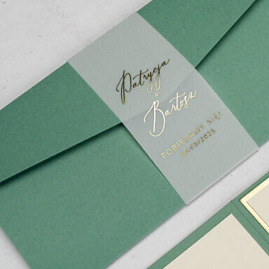 Zielone zaproszenie ślubne w folderze z opaską