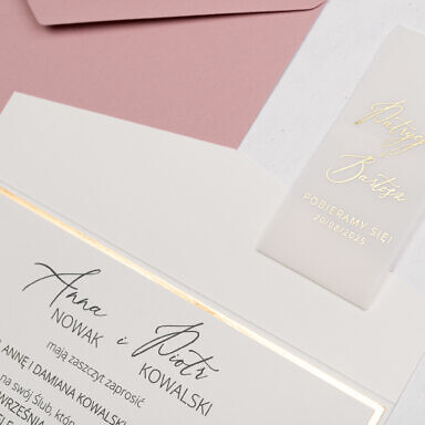 Eleganckie składane zaproszenie ślubne z opaską z kalki ze złoceniem