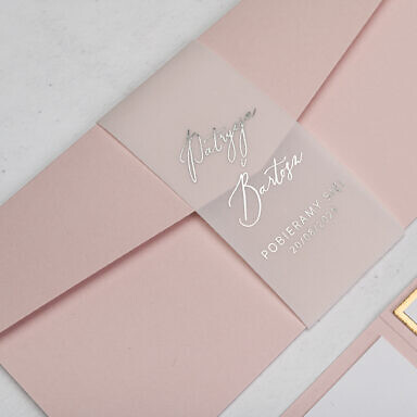 Eleganckie składane zaproszenie ślubne z opaską z kalki ze złoceniem