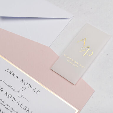 Zaproszenie ślubne ze złotą podklejką i półprzezroczystą owijką dookoła