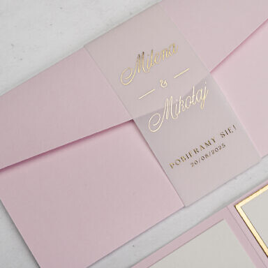 Pudrowe zaproszenie ślubne z przezroczystą opaską ze złoceniem