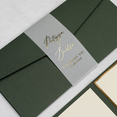 Podłużne zaproszenie ślubne z kopertą i przezroczystą opaską