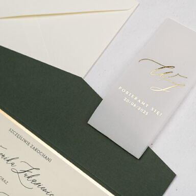 Zaproszenie ślubne w kolorze wojskowej zieleni z opaską przezroczystą