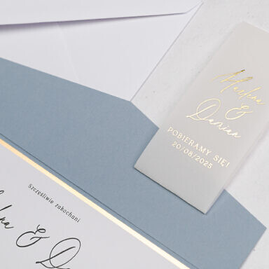 Błękitne zaproszenie ślubne z przezroczystą opaską