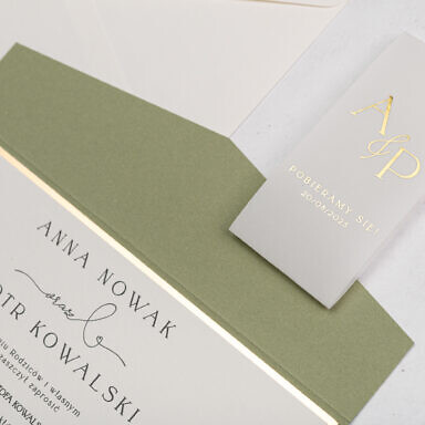 Oliwkowe zaproszenie ślubne z przezroczystą opaską z kalki