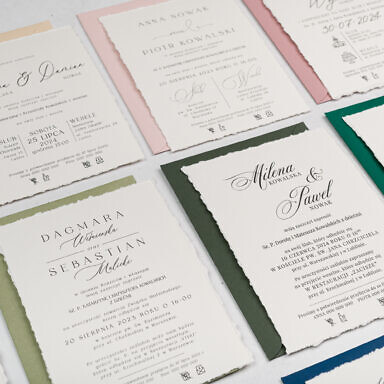 Eleganckie zaproszenie ślubne z rwanymi brzegami i kolorową kopertą