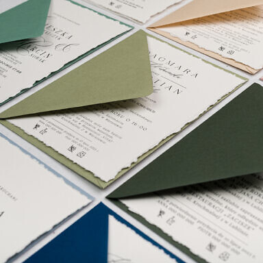 Zestaw zaproszenia ślubnego z kolorową kopertą i pojedynczą kartą