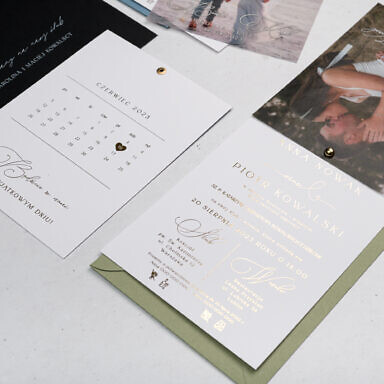 Zaproszenie ślubne ze złoconym tekstem ze zdjęciem z zieloną kopertą z personalizacją