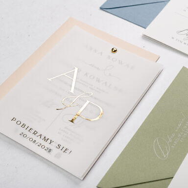 Zaproszenie na ślub i wesele ze złotymi inicjałami i różową kopertą