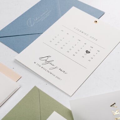 Zaproszenie ślubne z czarnym nadrukiem kalendarza z niebieską kopertą z tekstem