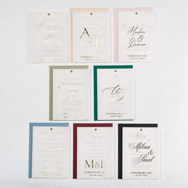 Zestaw zaproszeń ślubnych ze złoceniem i kolorową kopertą