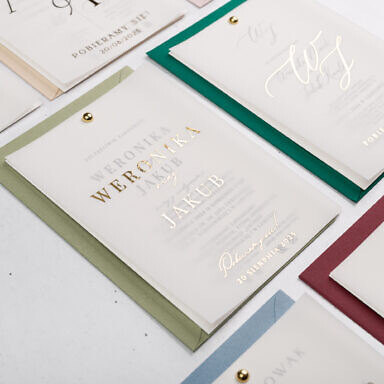 Zaproszenie ślubne na przeźroczystej kalce ze złotym tekstem