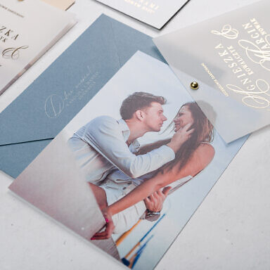 Zaproszenie na ślub i wesele ze zdjęciem młodej pary z niebieską kopertą