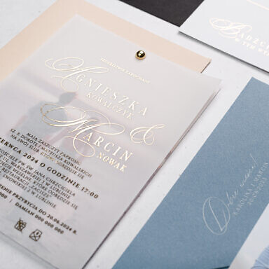 Zaproszenie ślubne ze złotym tekstem na kalce z niebieską kopertą