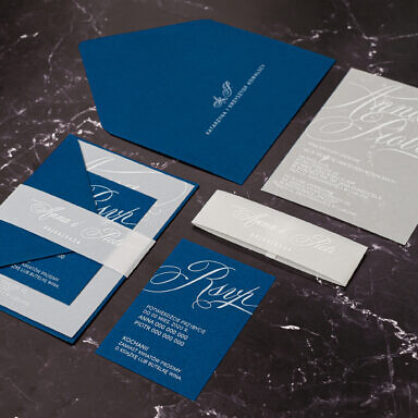 Niebieskie zaproszenie ślubne z kartą na kalce