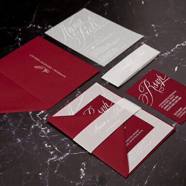 Ciemno bordowe zaproszenie ślubne, na półprzeźroczystej karcie z bilecikiem i opaską