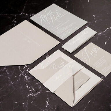 Zaproszenie ślubne ciepła szarość z białym nadrukiem tekstu