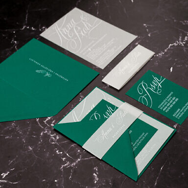 Butelkowa zieleń na kalce z dodatkowym bilecikiem i opaską