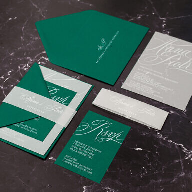 Zielone zaproszenie ślubne z kolorową kopertą i kartą na kalce