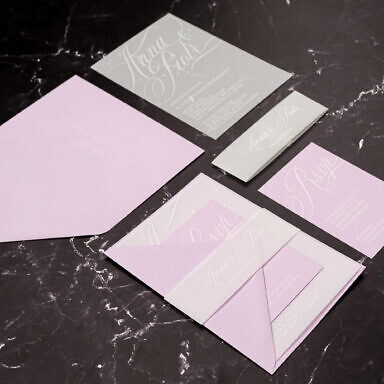 Zaproszenie ślubne z liliową kopertą i bilecikiem, z półprzeźroczystą kartą główną