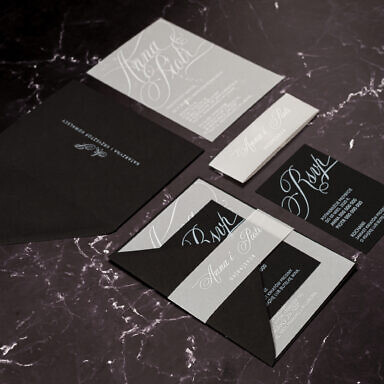 Zestaw zaproszenia z czarną kopertą i bilecikiem na półprzeźroczystej karcie