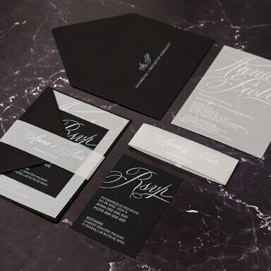 Czarne zaproszenie ślubne z transparentną kartą i kolorowym bilecikiem