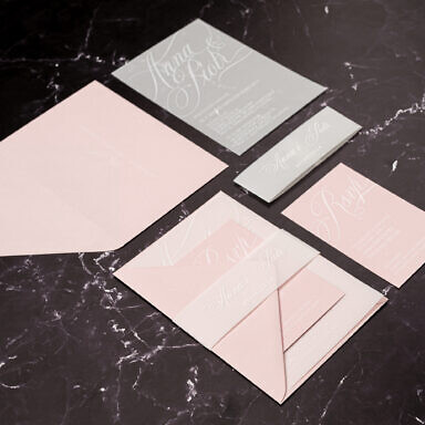 Pastelowy zestaw zaproszenia ślubnego na półprzeźroczystej karcie z kolorowym bilecikiem