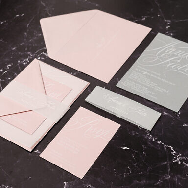 Jasnoróżowe zaproszenie ślubne z kopertą, kalką, bilecikiem i opaską