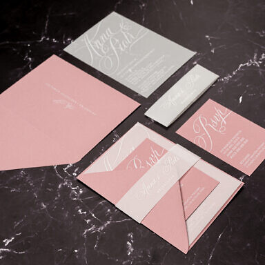 Zaproszenie ślubne w kolorze brudnego różu z białym nadrukiem na karcie