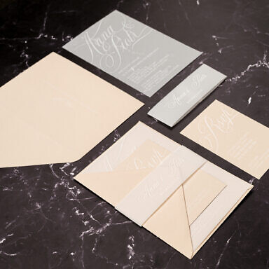 Kremowe zaproszenie ślubne z kolorową kopertą, drukowane na karcie i bileciku