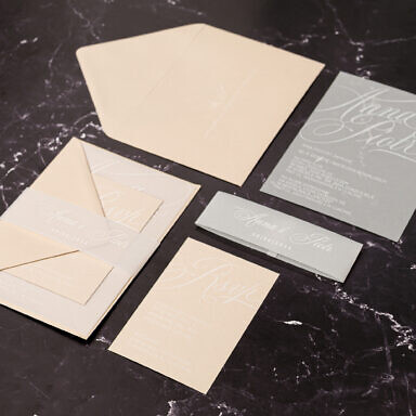 Beżowe zaproszenie ślubne na kalce z białym drukiem tekstu