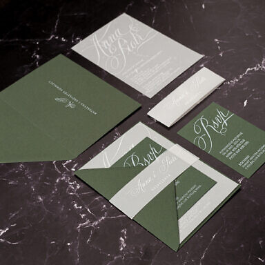 Zgniłozielone zaproszenie ślubne na karcie półprzeźroczystej z białym drukiem