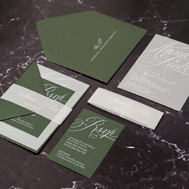 Zielone zaproszenie ślubne z kolorową kopertą i kartą na kalce