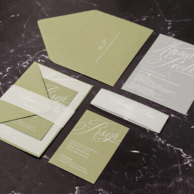 Zaproszenie ślubne na pół przeźroczystej kalce z zielonymi dodatkami