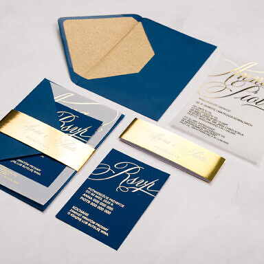 Ciemnoniebieskie zaproszenie ślubne z półprzeźroczystą kartą z dodatkowym bilecikiem ze złoceniem