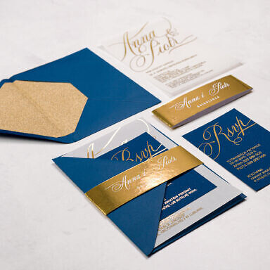 Niebieskie zaproszenie ślubne na kalce ze złotym nadrukiem i brokatową wklejką z koperty