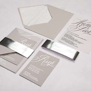 Szare zaproszenie ślubne ze srebrnym metalicznym tekstem