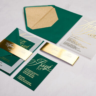 Ciemnozielone zaproszenie ślubne na kalce z metalizowaną treścią z dodatkową wklejką brokatową