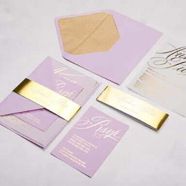 Jasnofioletowe zaproszenie ślubne na karcie półprzeźroczystej z metalicznym efektem
