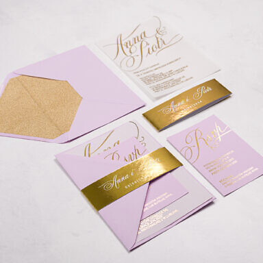 Fioletowe zaproszenie ślubne ze złoconym drukiem na kalce i bilecikiem