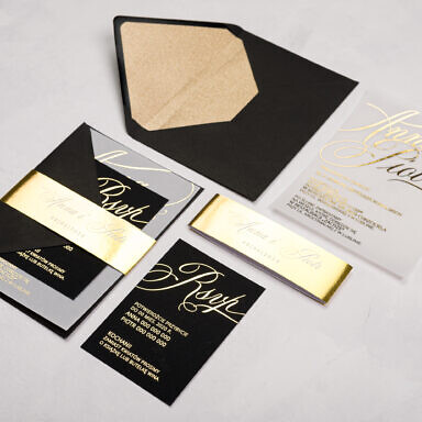 Czarne zaproszenie ślubne z transparentną kartą i kopertą z brokatową wklejką