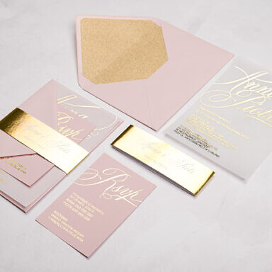 Zaproszenie ślubne w delikatnych kolorach ze złoconym tekstem