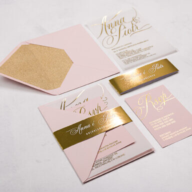 Różowe zaproszenie ślubne z kartą na kalce ze złoconym tekstem