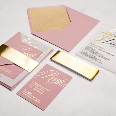 Ciemnoróżowe zaproszenie ślubne z tekstem złocnym na kalce