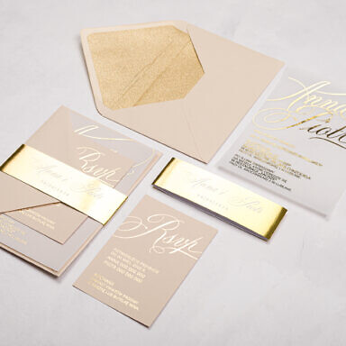 Kremowe zaproszenie ślubne z kolorową kopertą, drukowane na karcie ze złoceniem i bileciku