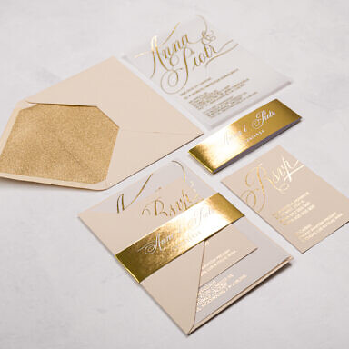 Beżowe zaproszenie ślubne na kalce z metalicznym nadrukiem